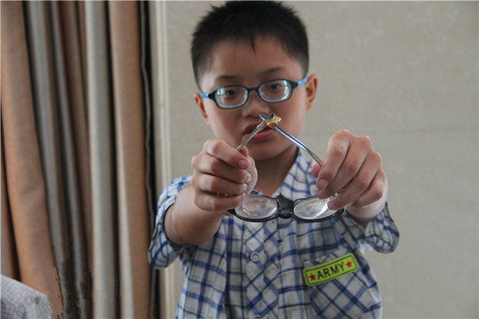 还记得他吗？2200度近视娃免费验配昂贵眼镜！