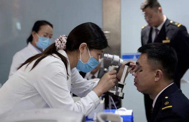 郑州普瑞眼科医院党支部联合郑州机务段工会走进郑州东站