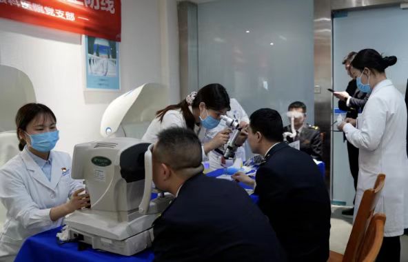 郑州普瑞眼科医院党支部联合郑州机务段工会走进郑州东站