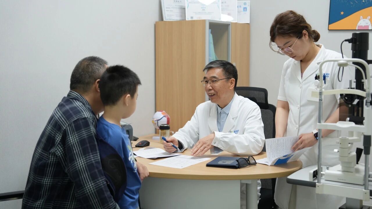 依视路星趣控2.0正式落户郑州普瑞眼科医院！