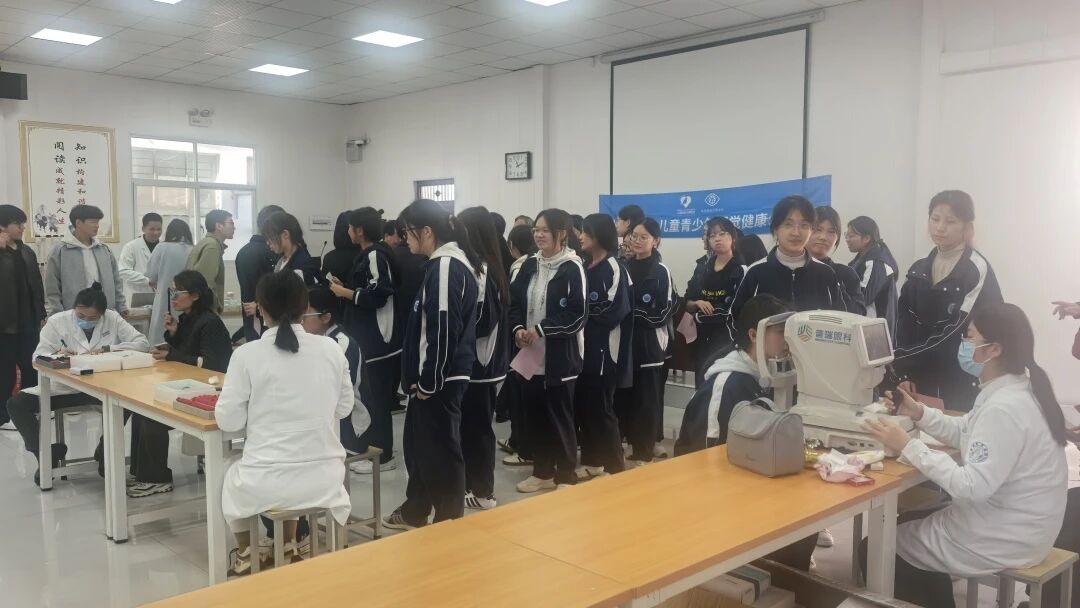 郑州普瑞眼科“关爱青少年 健康光明老区行”在行动