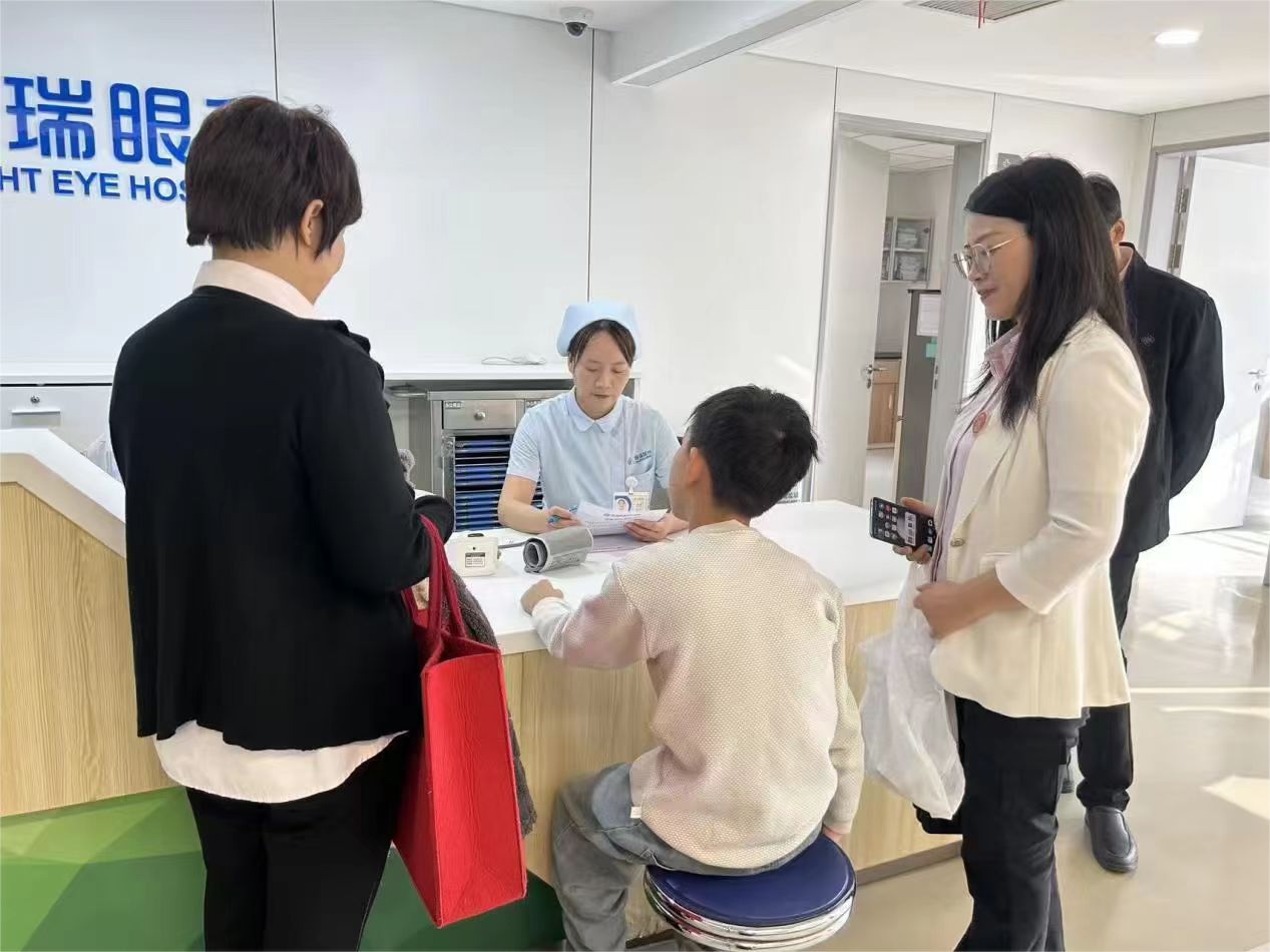 斜弱视专家张超主任为“事实孤儿”小安实施斜视矫正