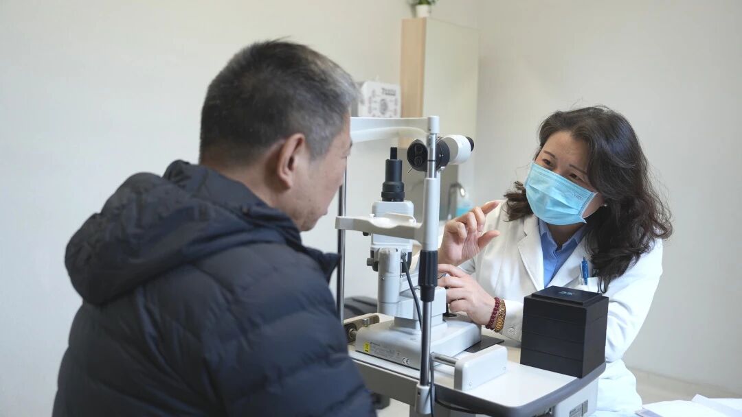 秋冬下雨眼睛更难受？2个诱因+3招急救，看完就能用！