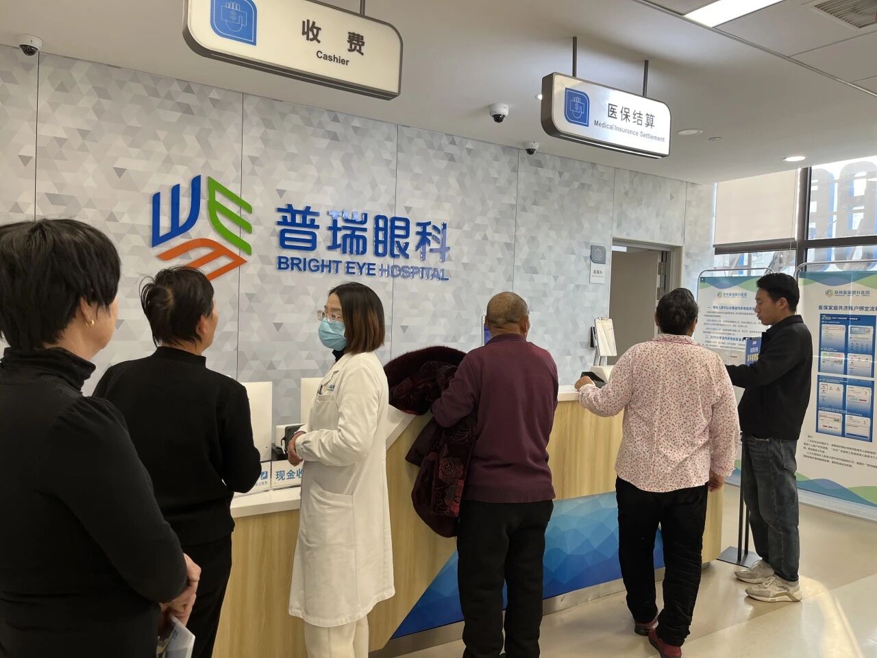 刷屏时代，手机看多了会得白内障吗？