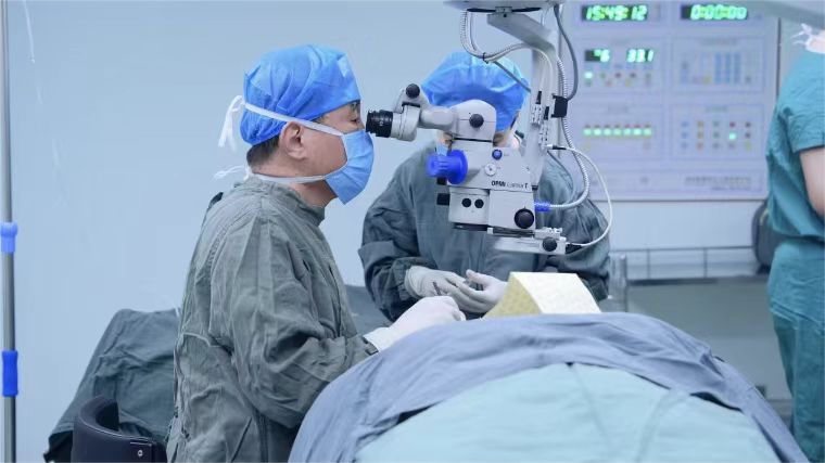 郑州普瑞眼科全国首批晶体植入顺利完成！
